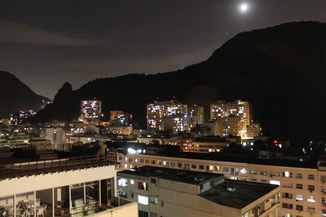 Rio bei Nacht von der Dachterrasse Hotel Royal Rio Palace