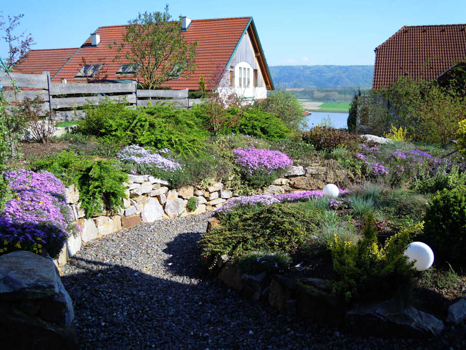 Liebevoll angelegter Garten Ferienwohnung Alpenblick