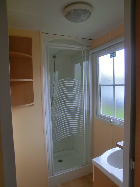 Extra Bad mit Dusche u. Waschbecken Camping Le Ranolien