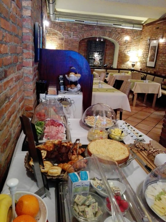 Frühstücksbuffet und Raum Cityhotel am Domplatz