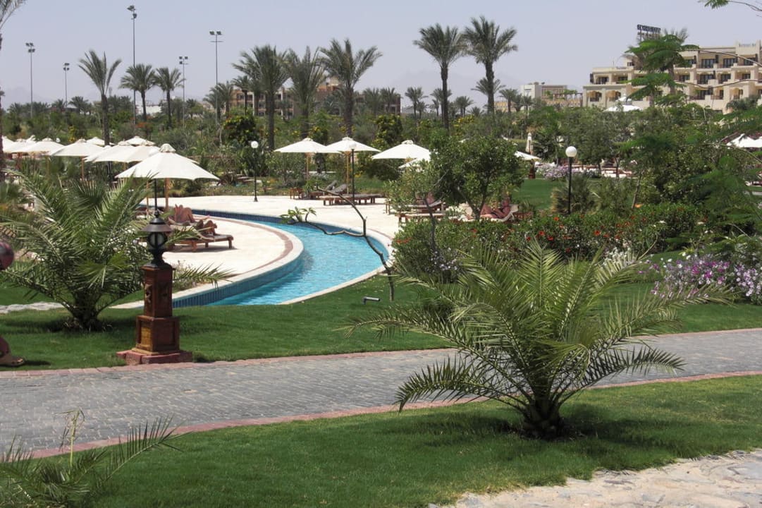 Um den Pool herum mit Reifen fahren Steigenberger ALDAU Beach Hotel