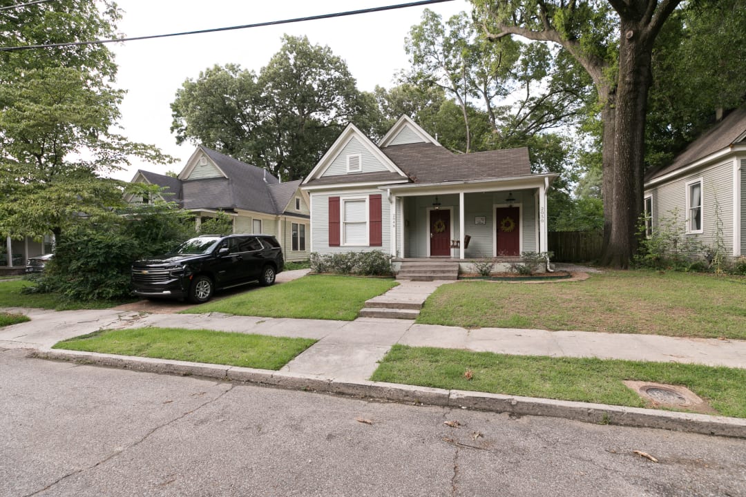 Außenansicht Private 1/2 Of Duplex In Cooper Young!