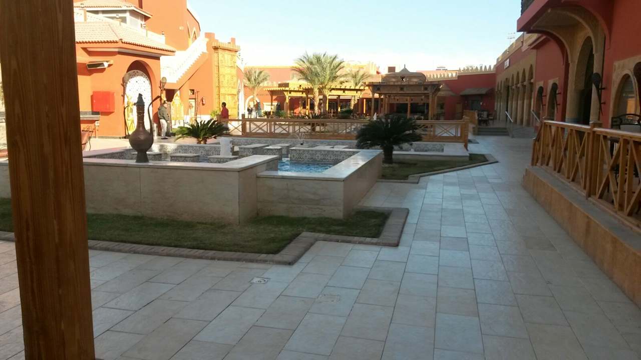 Innenhof der Gastronomie Pickalbatros Alf Leila Wa Leila Resort - Neverland Hurghada