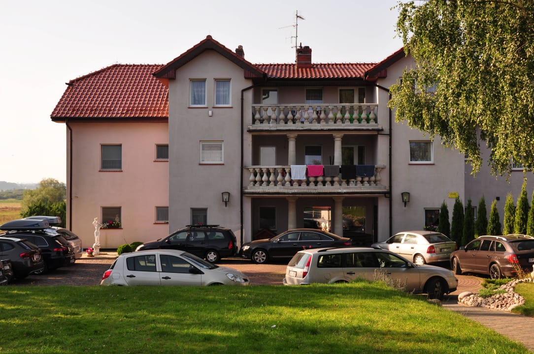 Widok z parkingu Hotel Villa Finezja