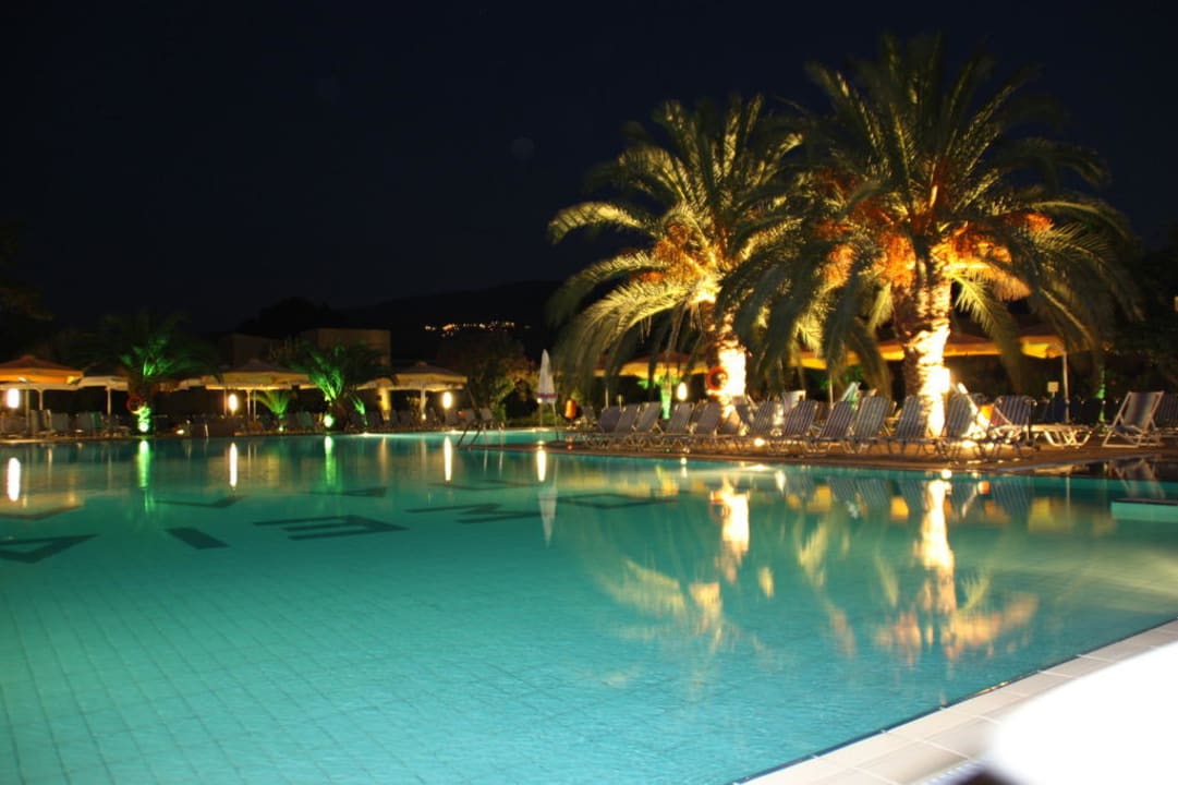 Pool bei Nacht alltoura Club Hotel Poseidon Palace