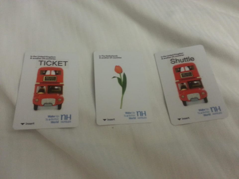 Rechte & linke Shuttle Bus Karten, Mitte Zimmerschlüssel NH Frankfurt Airport West