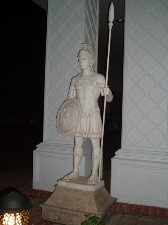 Statue vor dem Hotel Trendy Aspendos Beach Hotel