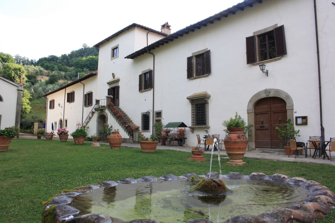 Ansicht von vorne auf das Hauptgebäude Villa Grassina