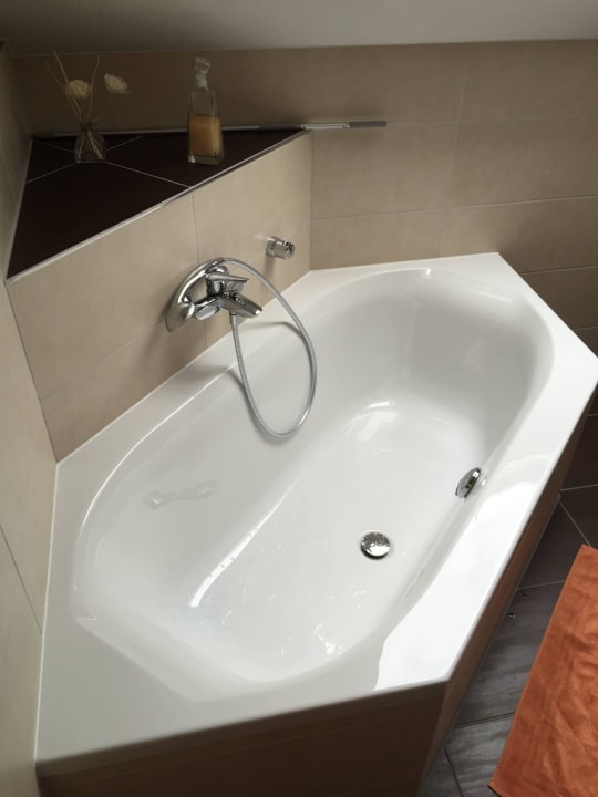 Zimmer 2 Badewanne Gästehaus Ellenberger