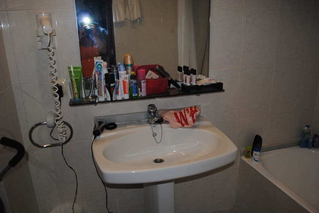 Badezimmer- unrenoviert (Z100) Hotel Beach Club Font de Sa Cala