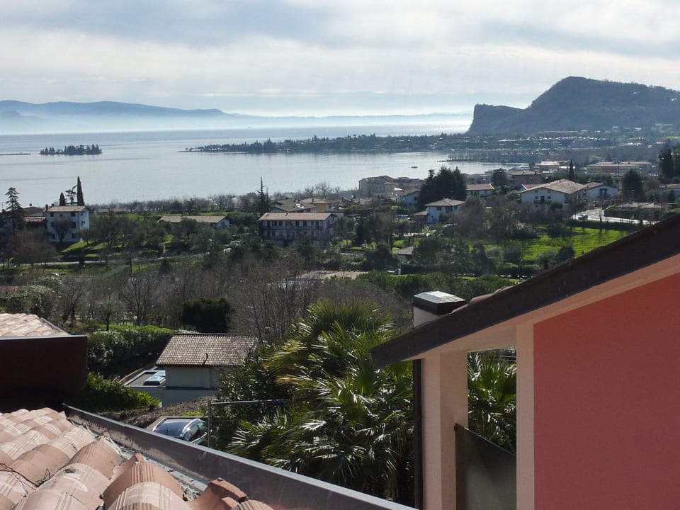 Blick auf den See übers Restaurantdach Belvedere