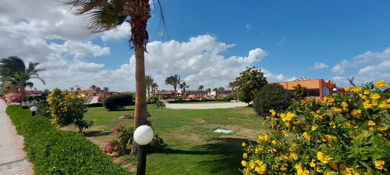 Gartenanlage Three Corners Happy Life Beach Resort