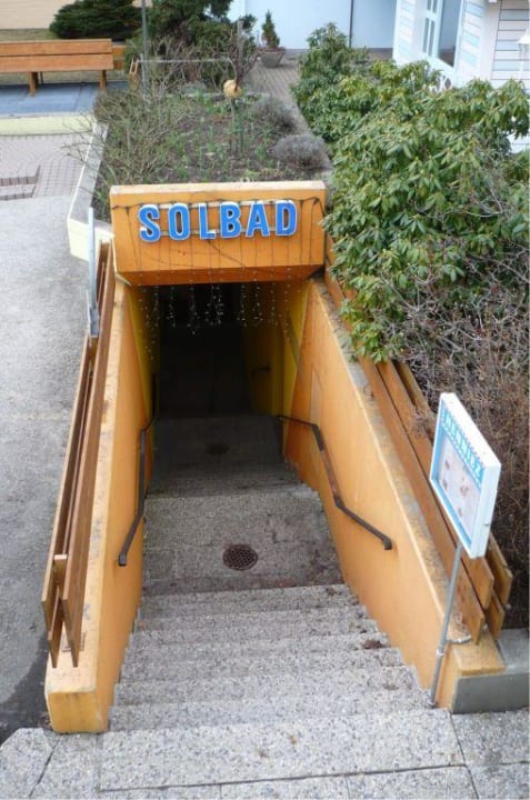 Eingang zum 'Solbad' Badehotel Salina Maris – Wellness & Vintage