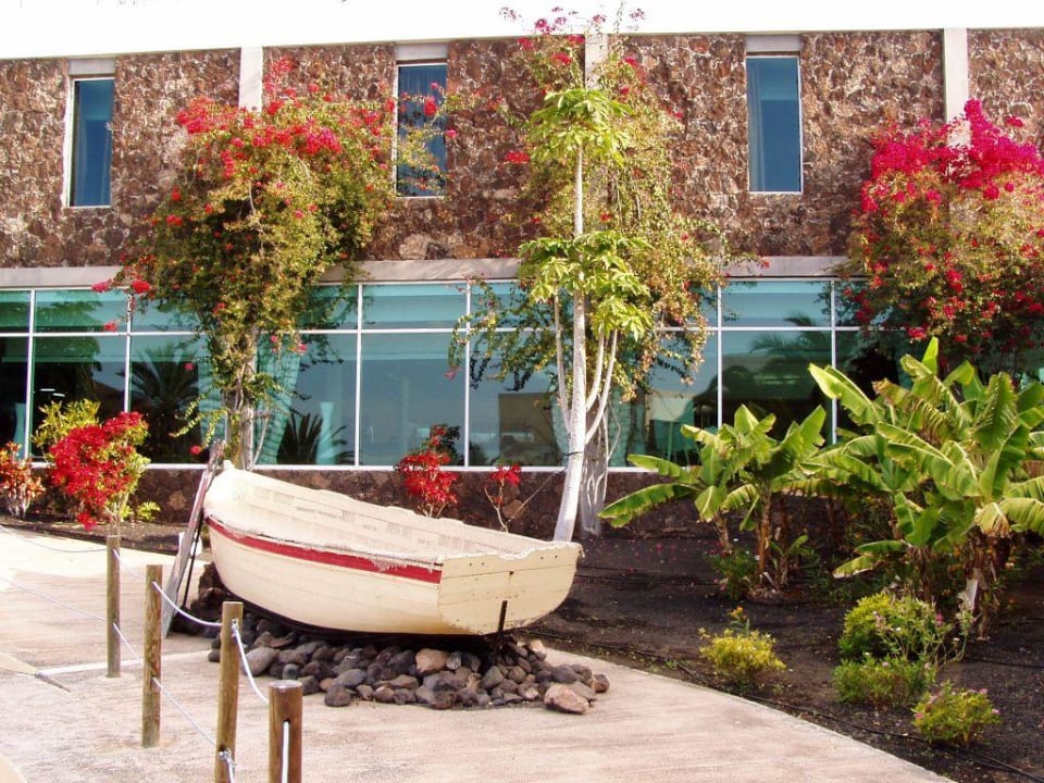 Vor dem Hauptgebäude allsun App.-Hotel Esquinzo Beach