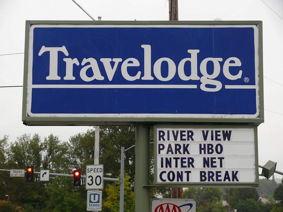 Motelschild Riverfront Inn Roseburg