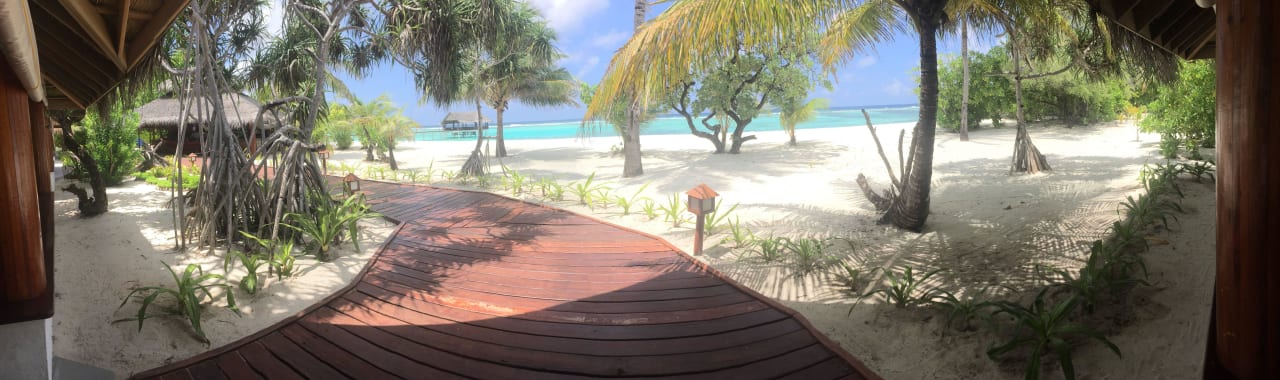 Blick aus dem Hauptrestaurant am Mittag Palm Beach Resort & Spa Maldives