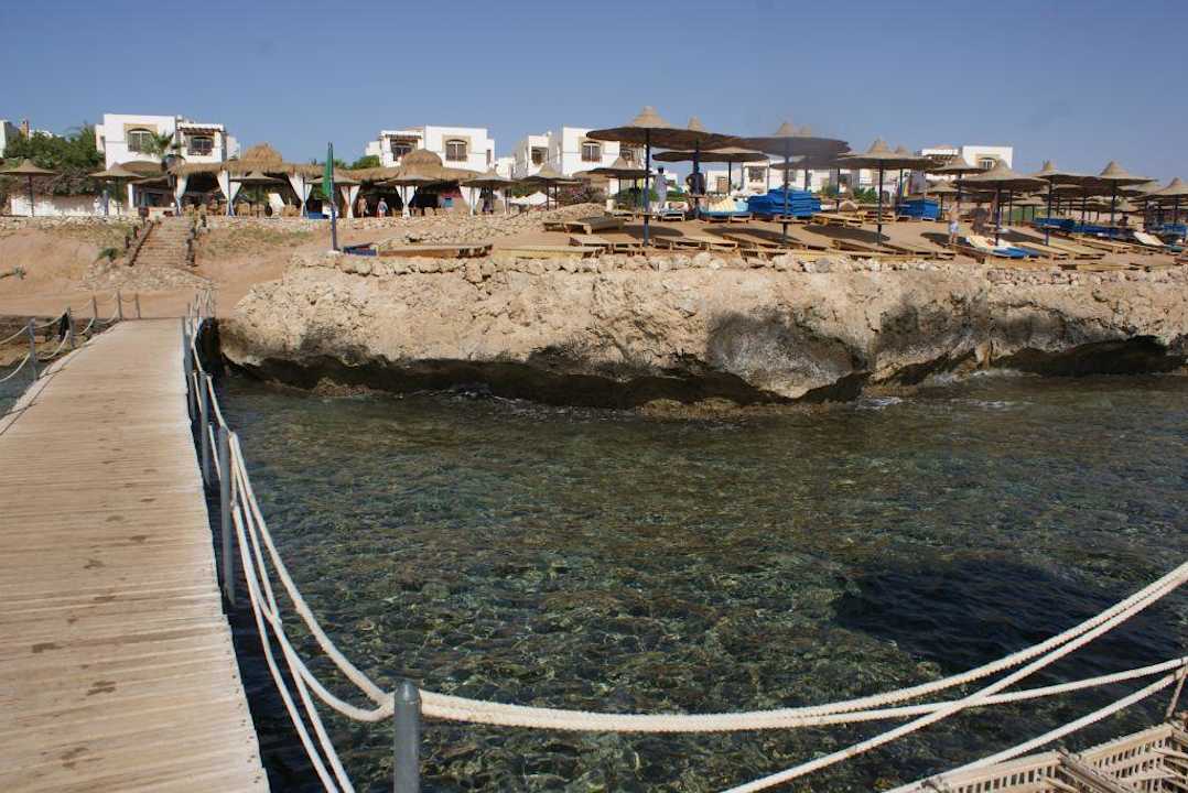 Plaża i pomost prowadzący do morza Amphoras Blu