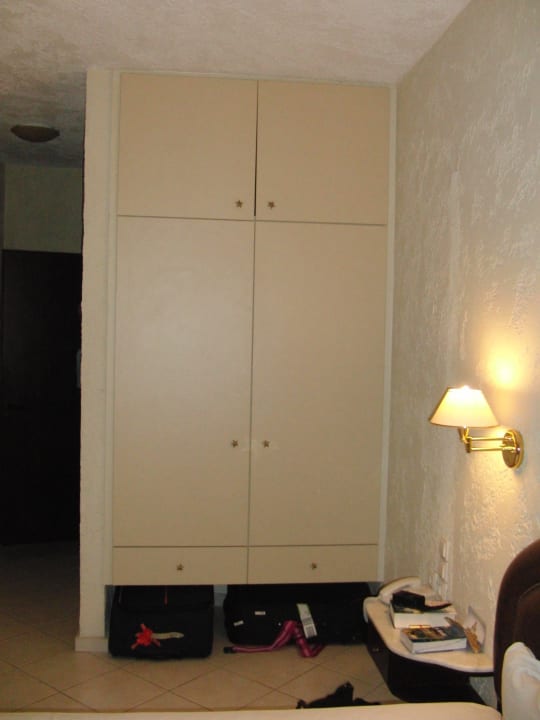 Schrank, Koffer passen darunter Golden Beach Rethymnon
