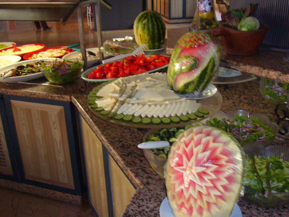 Kreative Deko aus Melonen Hotel Royal Garden Beach