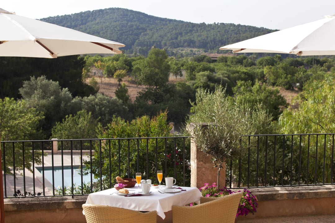 Leckeres Frühstück auf der Sonnenterrasse Finca Hotel Can Estades