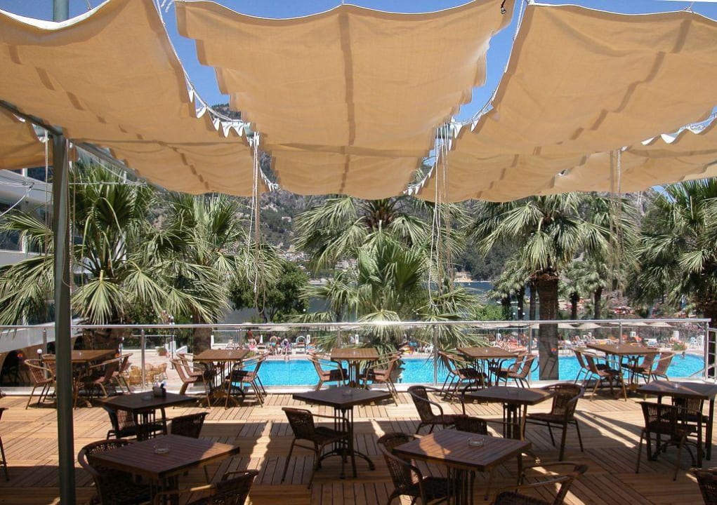 Terrqase mit Schattenplätzen Turunc Resort Hotel