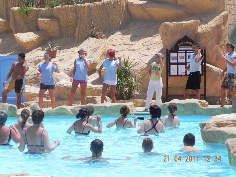 Die Animateure tanzen ihren Clubtanz.  Pickalbatros Alf Leila Wa Leila Resort - Neverland Hurghada