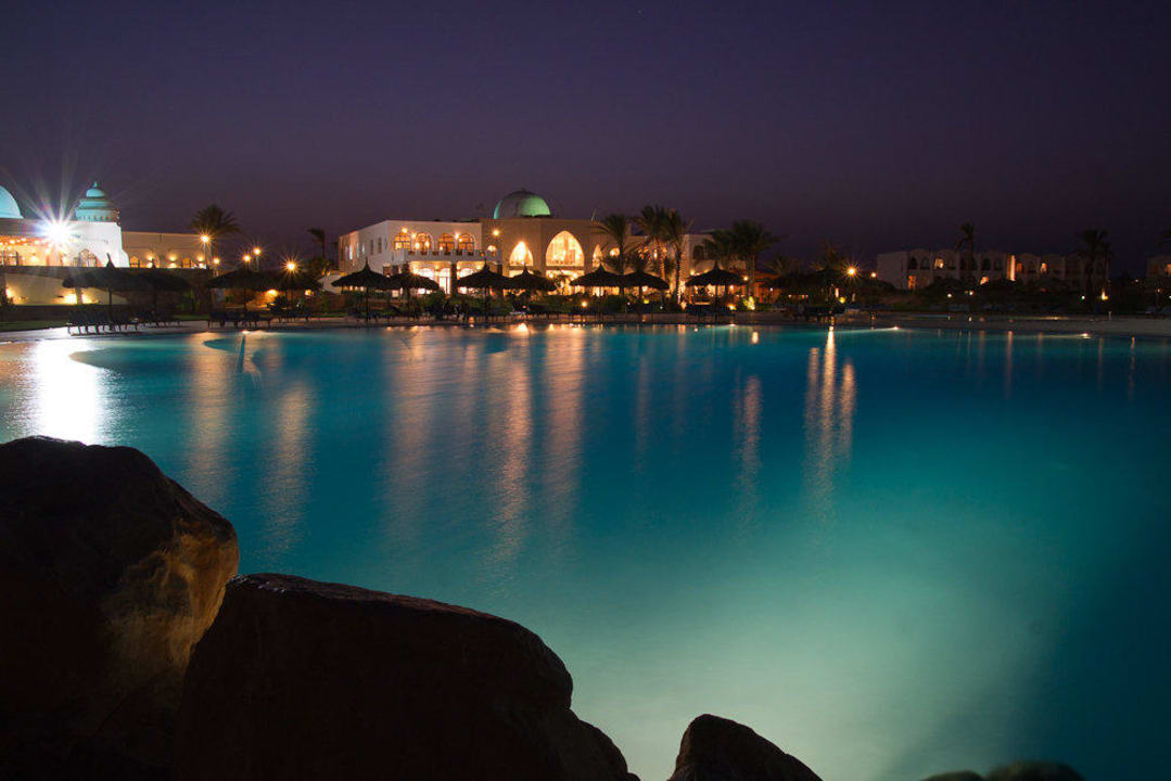 Hotel bei Nacht Hotel Gorgonia Beach Resort