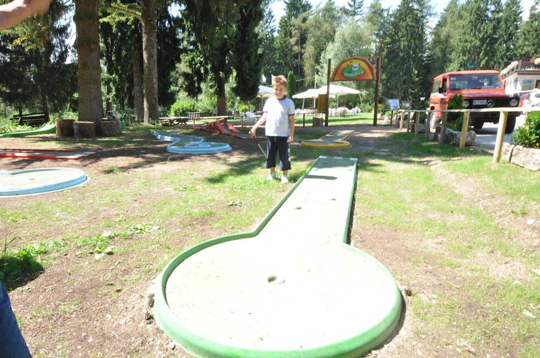 Minigolf nel giardino davanti all'hotel Hotel Rifugio Sores