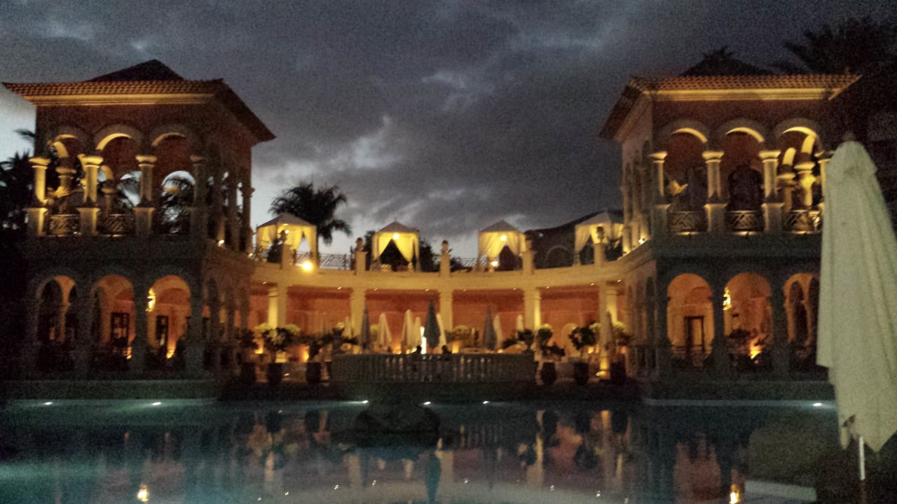 Abendliche Ansicht vom Garten JOIA El Mirador by Iberostar