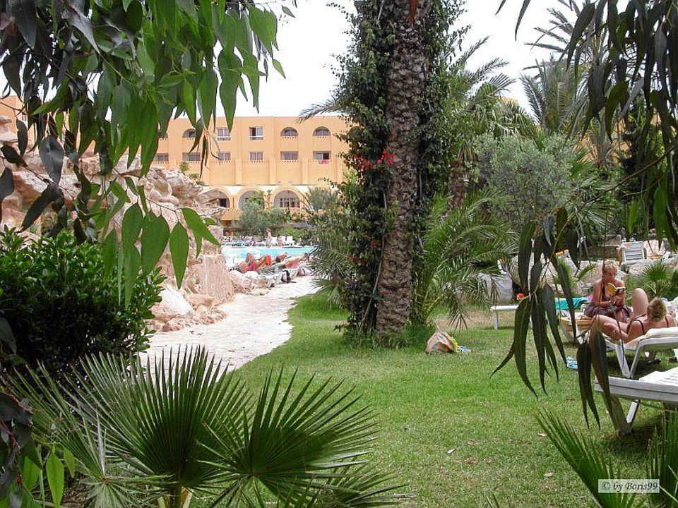 Liegeplätze hinter dem Pool Hotel Chich Khan