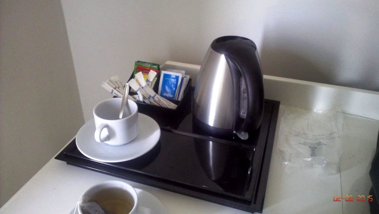 Wasserkocher mit Getränken (Tee und Kafffee) Iz Flower Side Beach Hotel