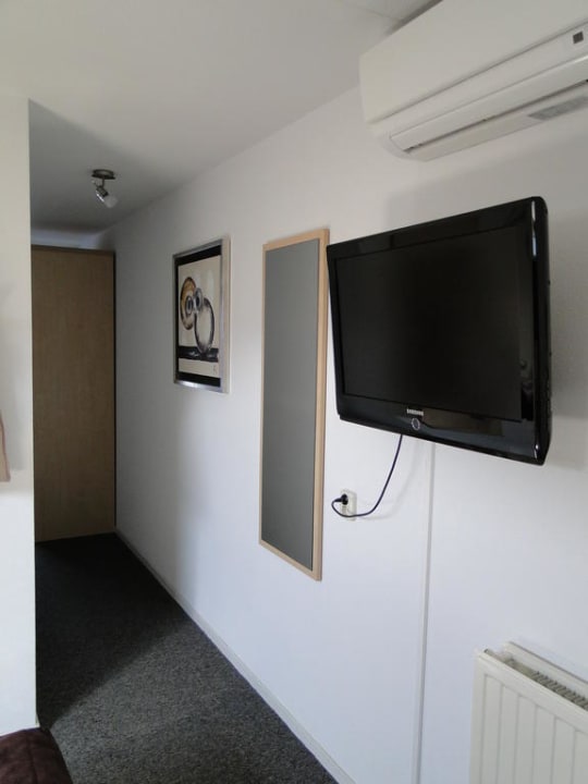 Fernseher gegenüber vom Bett Hotel Noordzee