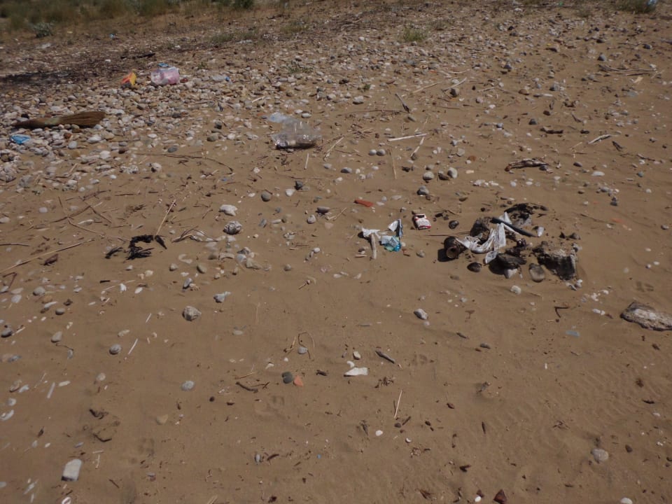 Kurz bevor es ins wasser geht...auch überall müll Ramada Resort by Wyndham Side