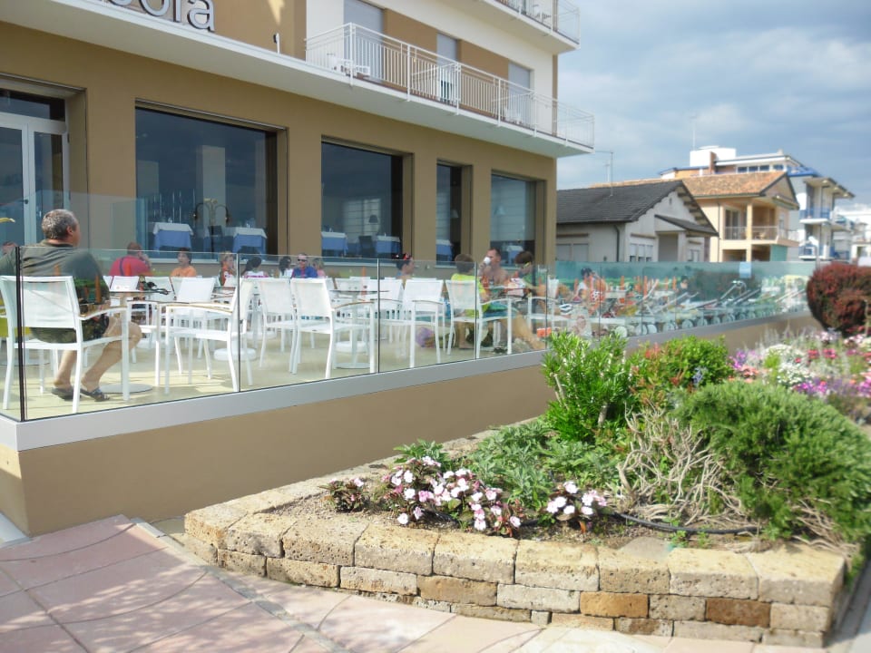 Terrasse zum Strand Hotel Ancora