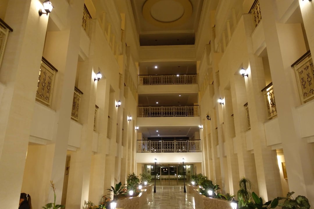 Halle zu den Zimmern Alba Queen Hotel