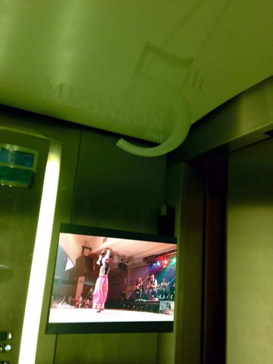 Fernsehen im Aufzug Hotel GDM Megaron Historical Monument Hotel