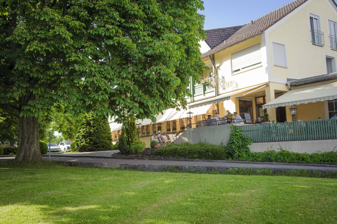 Panoramaterrasse unterm Kastanienbaum Bodensee Naturhotel Mohren