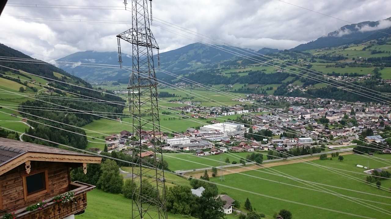 Blick vom Balkon der Ferienwohnung auf Mittersill Baby- & Kinder Biobauernhof Rieserhof