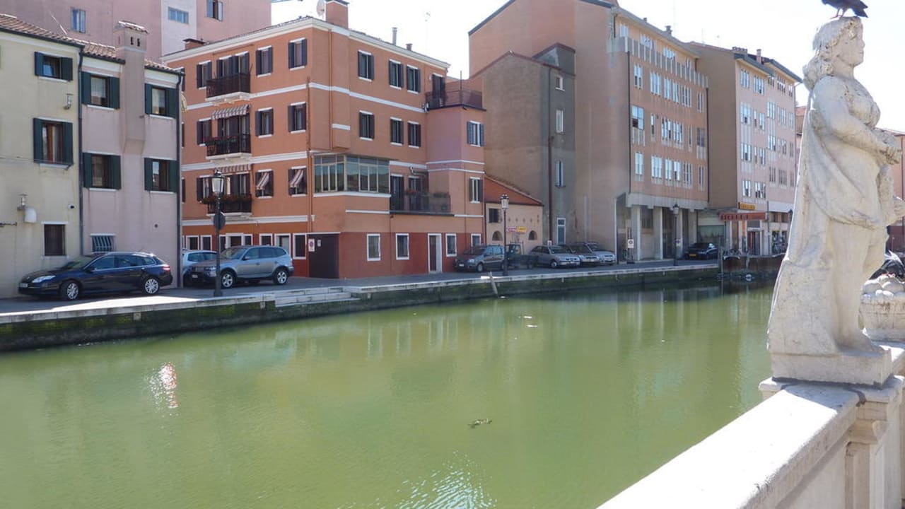 Rechts im Bild das Hotel Hotel Caldin's