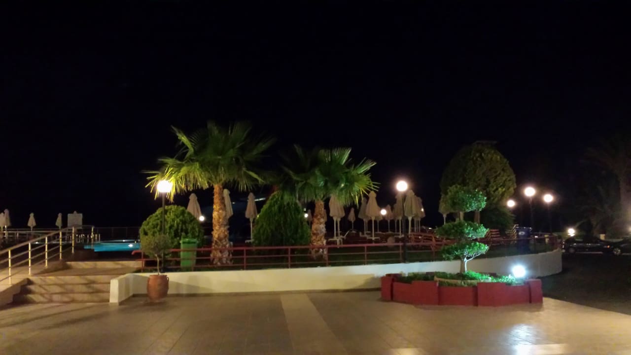 Pool bei Nacht HARPIN Georgioupolis Resort Aquapark & SPA