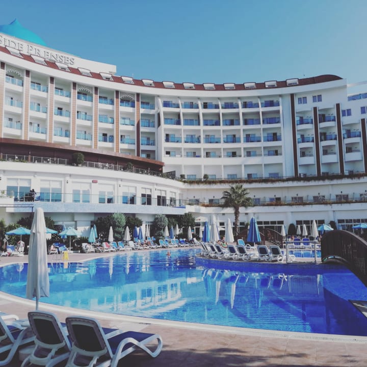 Pool Side Prenses Resort & Spa