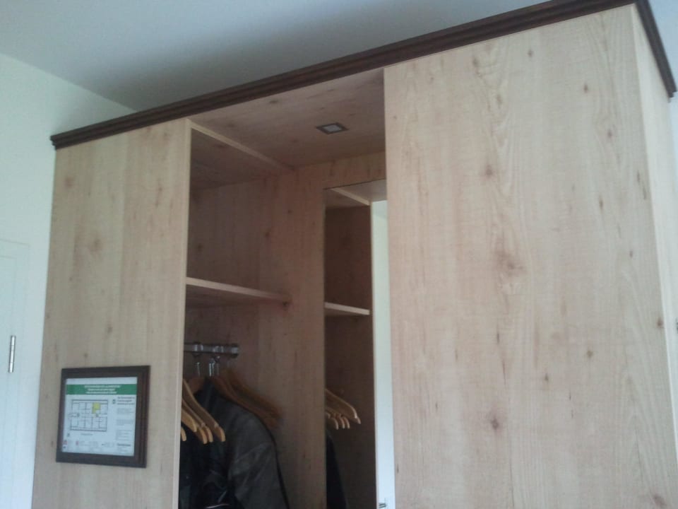 Links Garderobe, rechts offene Ablagen als Schrank Hotel im Auerbachtal