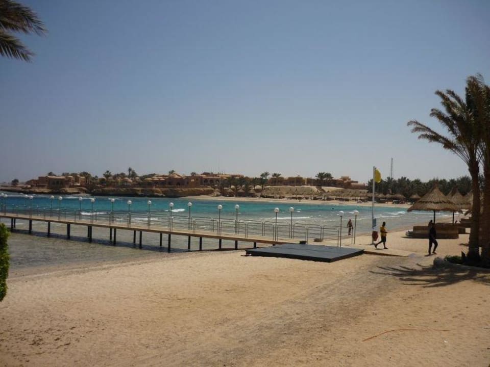 Blick von der Tauchbasis Richtung Hotel Mövenpick Resort El Quseir