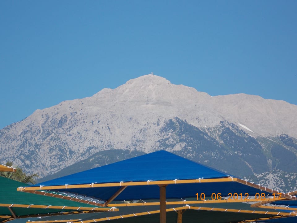 Vom Strand kann man schon das Taurusgebirge sehen Hotel Camyuva Beach