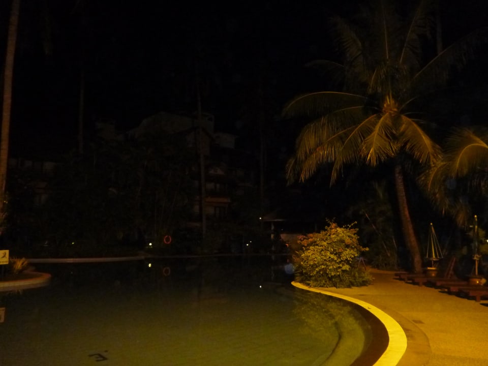 Der Große Pool bei Nacht Courtyard by Marriott Phuket, Patong Beach Resort