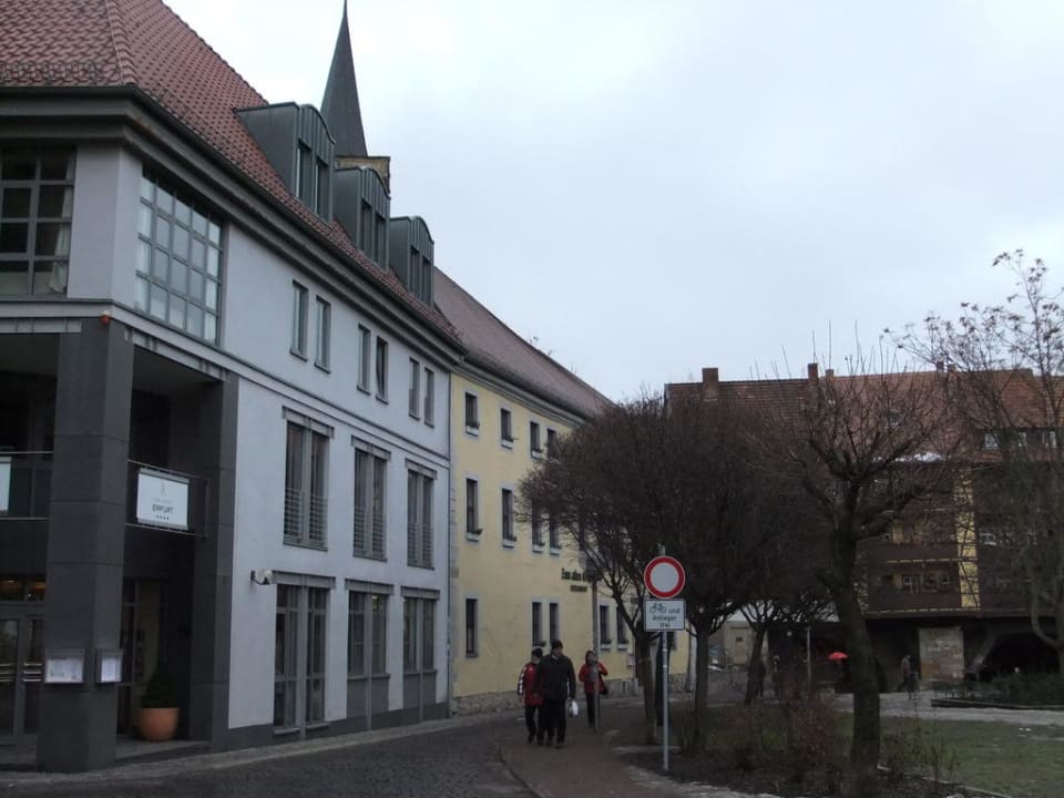 Links: Hoteleingang, rechts: Krämerbrücke Hotel Krämerbrücke Erfurt