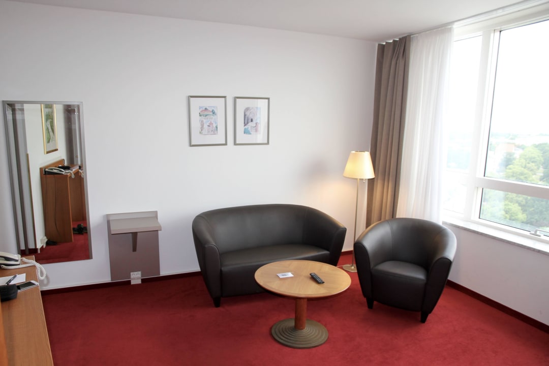 Wohnraum der Panorama-Suite 1317 Lindner Hotel Cottbus