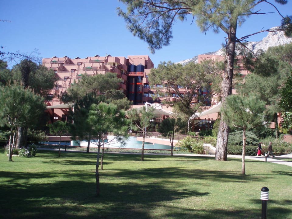 Gartenseite des Hotels Balmy Foresta