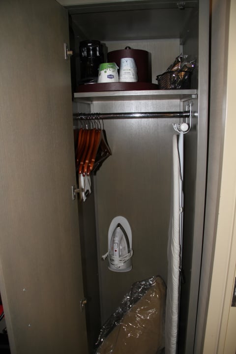 Schrank Hampton Inn Madison Square Garden
