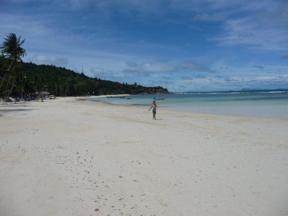 Fast menschenleerer Strand vor dem Hotel Long Bay Resort Koh Phangan